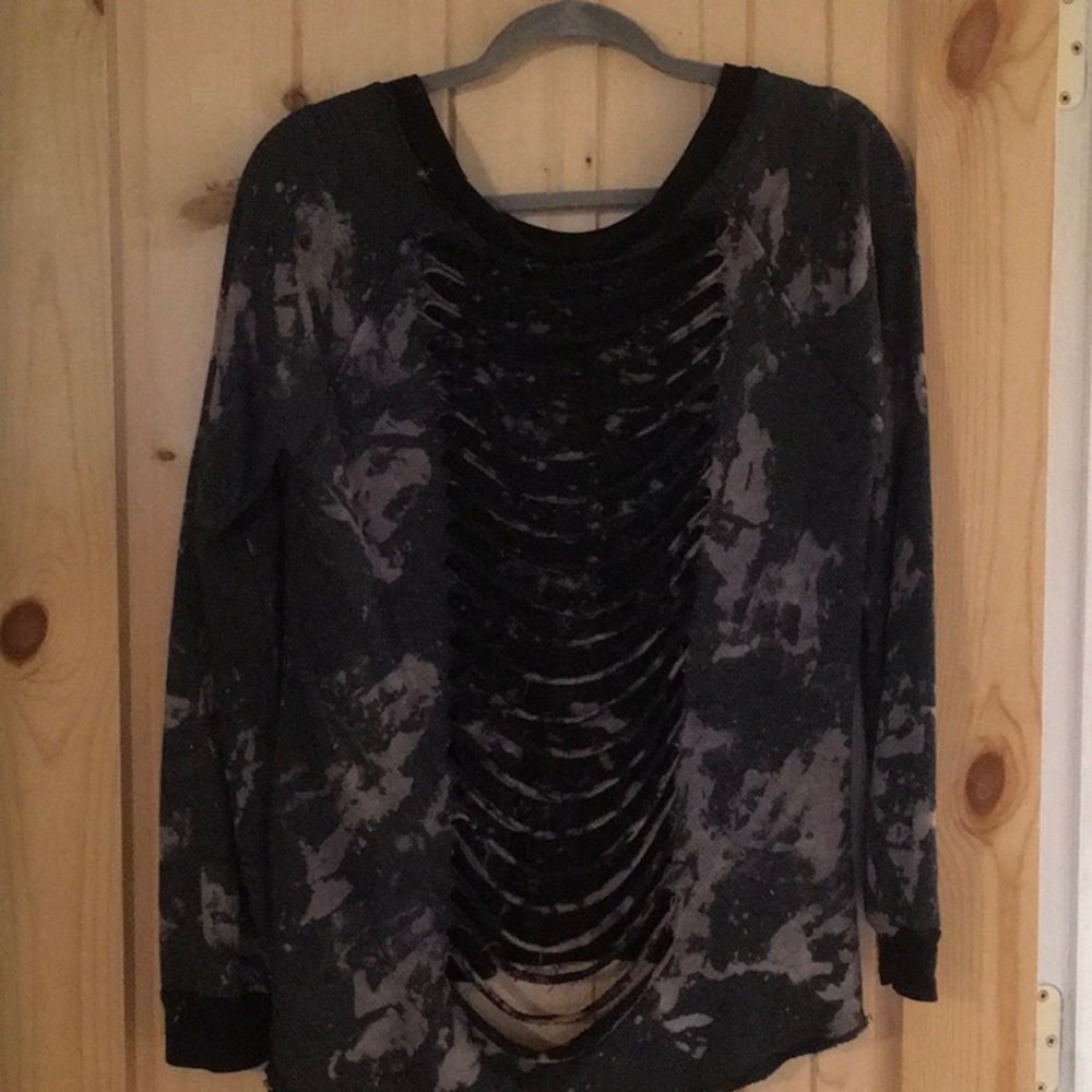 Sweatshirt with shredded back